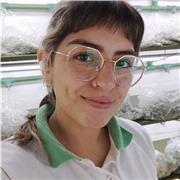 Microbióloga dicta clases de Química y Biología